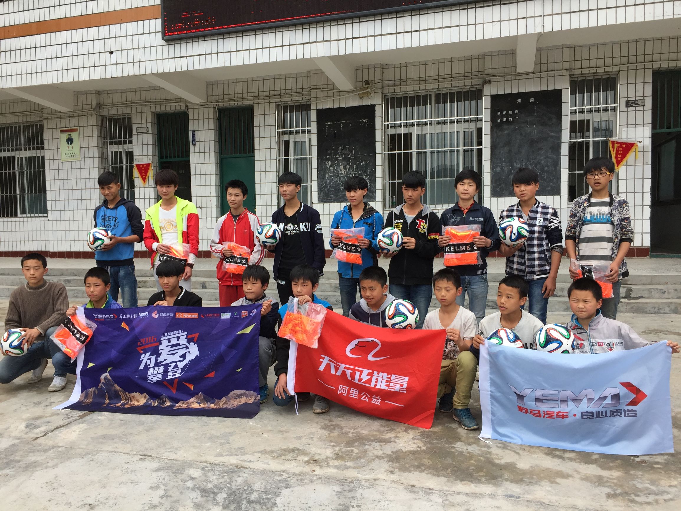 中国前国脚教孩子,前国家队足球队员教小孩