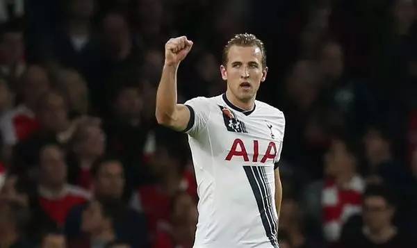 看他们正在踢足球是什么时态,当我们看足球时我们在看什么