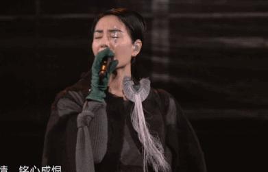 宁可捂出汗，王菲也要带着它！果然，能流行近百年真不是吹的！