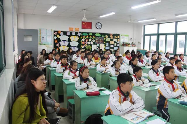 小学开展骨干教师公开课活动,开展青年教师公开课观摩活动