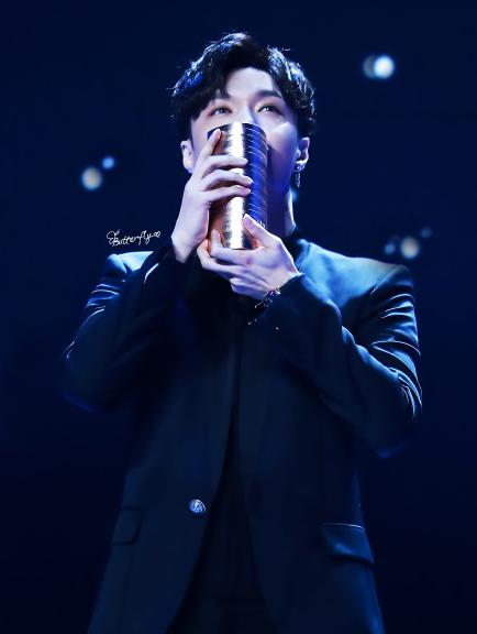 张艺兴亲吻视频,张艺兴双膝跪地舞台