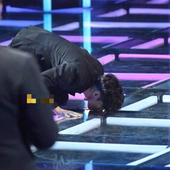 张艺兴下跪韩国,张艺兴单膝下跪演唱会