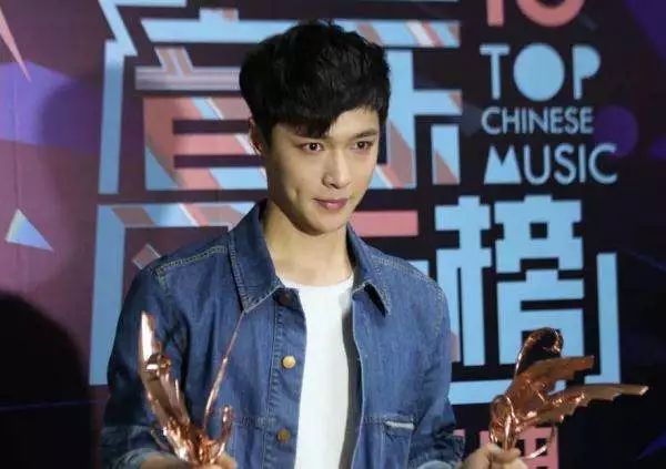 张艺兴下跪韩国,张艺兴单膝下跪演唱会