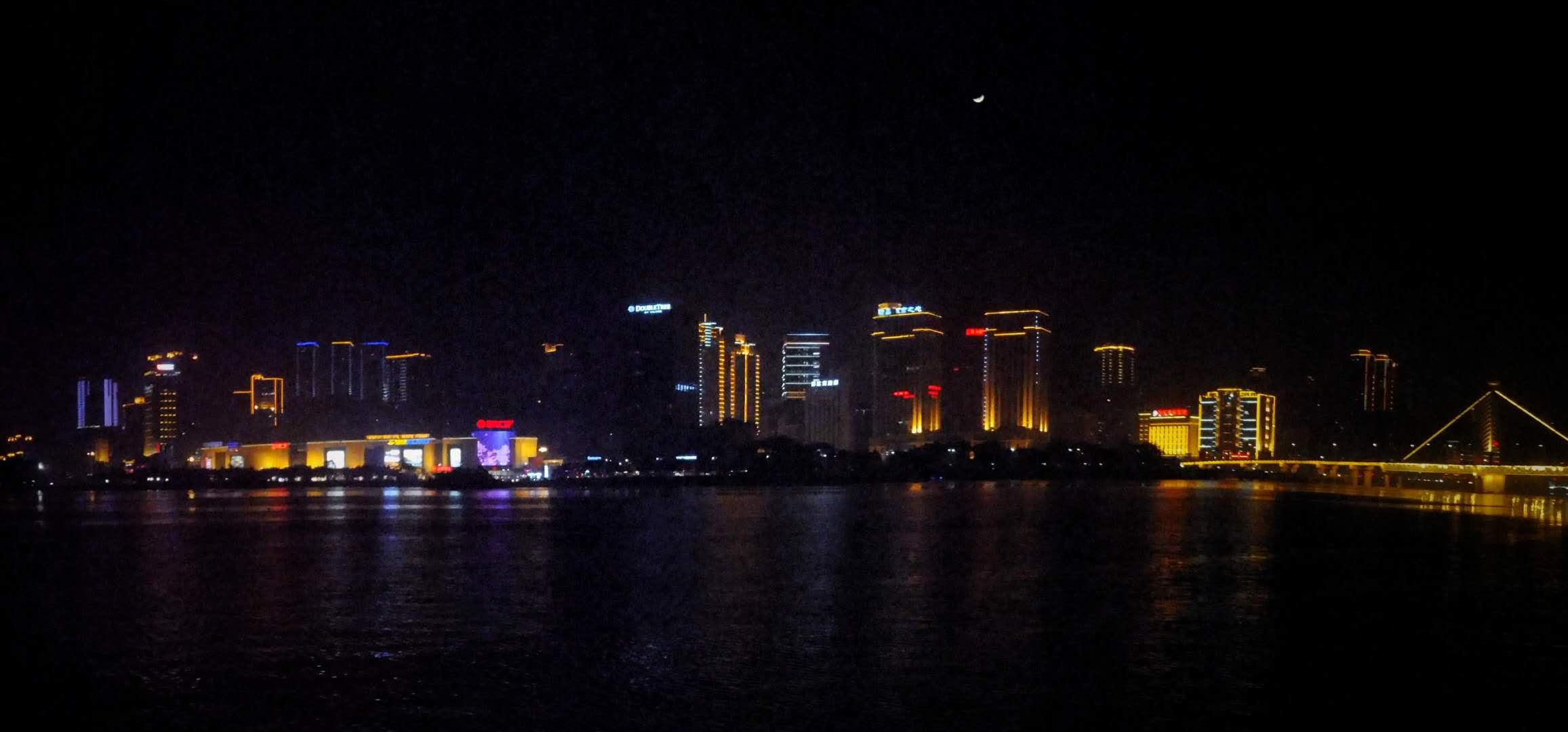 重庆美食之万州烤鱼,万州烤鱼第二届烤鱼节介绍