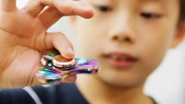 你情我愿下，小学生可用金钱交易“指尖陀螺”吗？