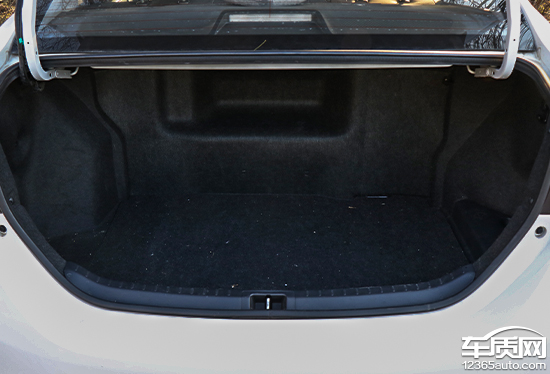 卡罗拉双擎旗舰版空间坐人实测,沉浸式体验卡罗拉双擎2017款