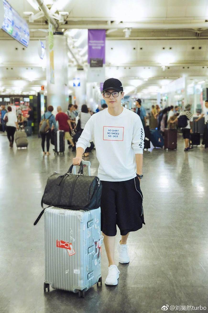 半个娱乐圈都爱的SMFK时尚战袍，和易烊千玺、潘玮柏穿情侣装啦！