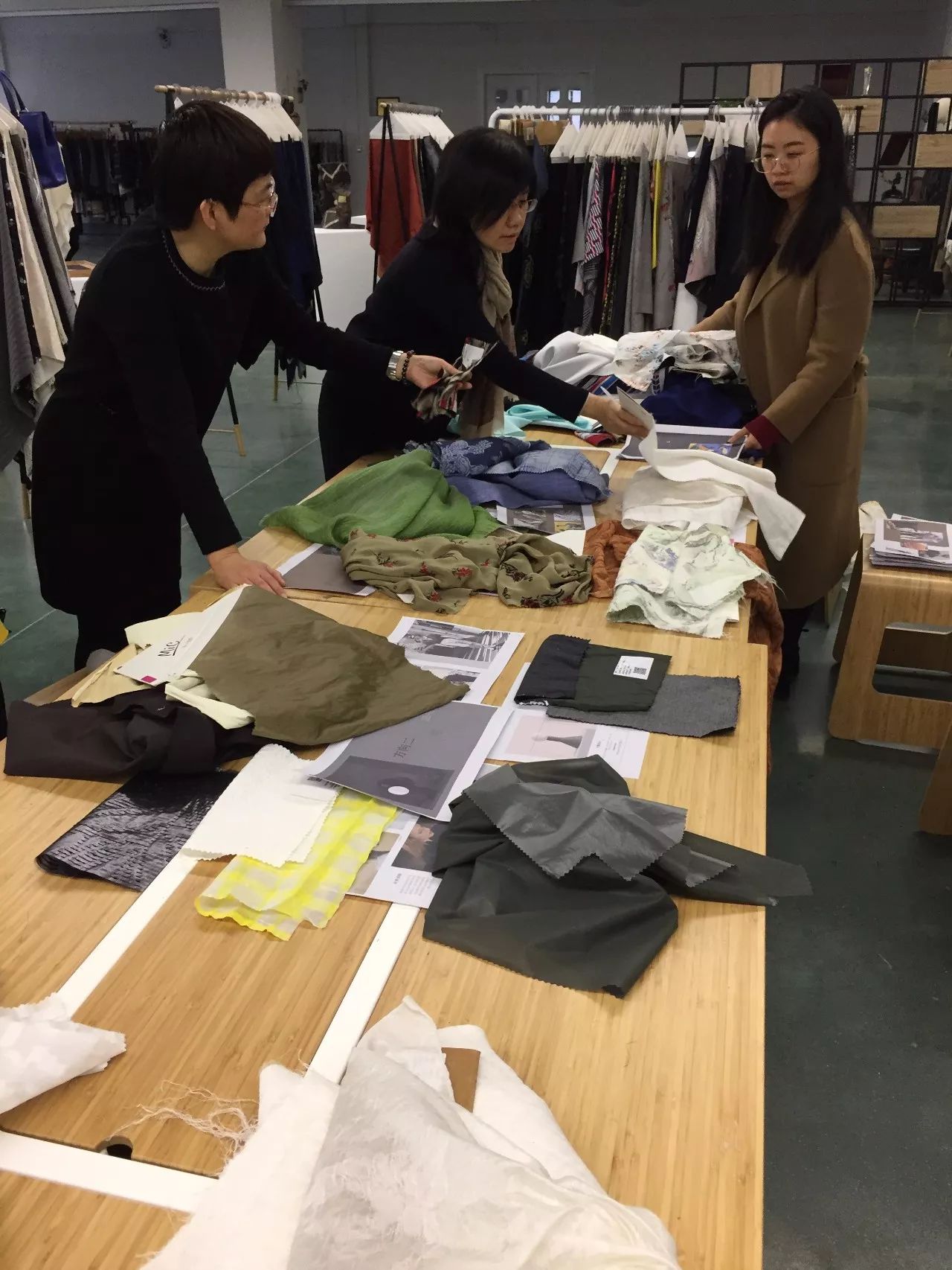 用衣服辅料做创意时装,有哪些面料衣服舒服又好看