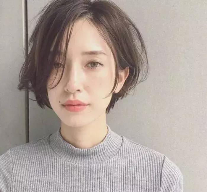 圆脸妹短发显瘦发型设计,圆脸适合什么发型减龄又显瘦
