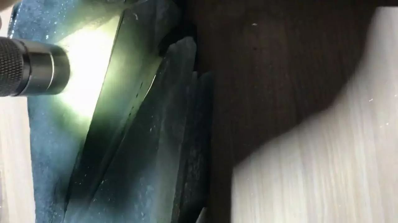 6000入手的莫西沙翡翠原石,2万拿下的莫西沙翡翠原石