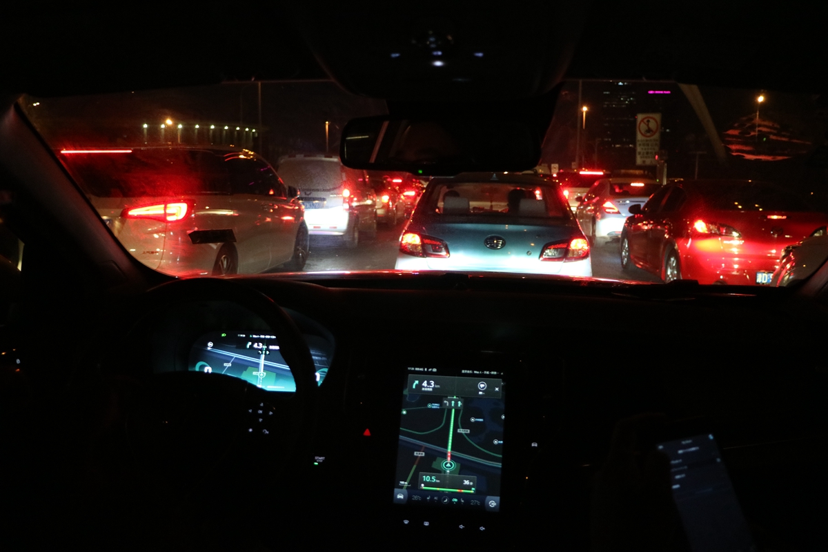 盘点雪天路滑摔倒爆笑场面,自驾游雪地上遇到突发事件