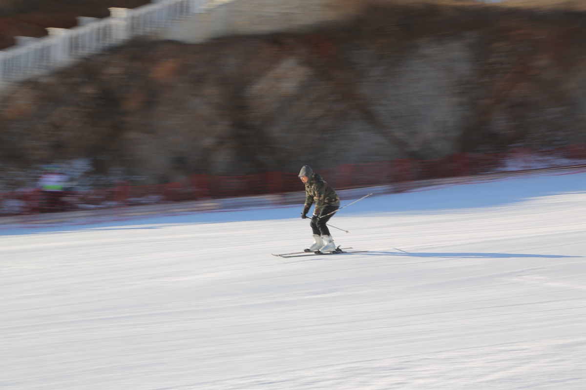 盘点雪天路滑摔倒爆笑场面,自驾游雪地上遇到突发事件