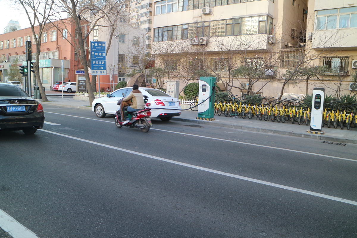 盘点雪天路滑摔倒爆笑场面,自驾游雪地上遇到突发事件