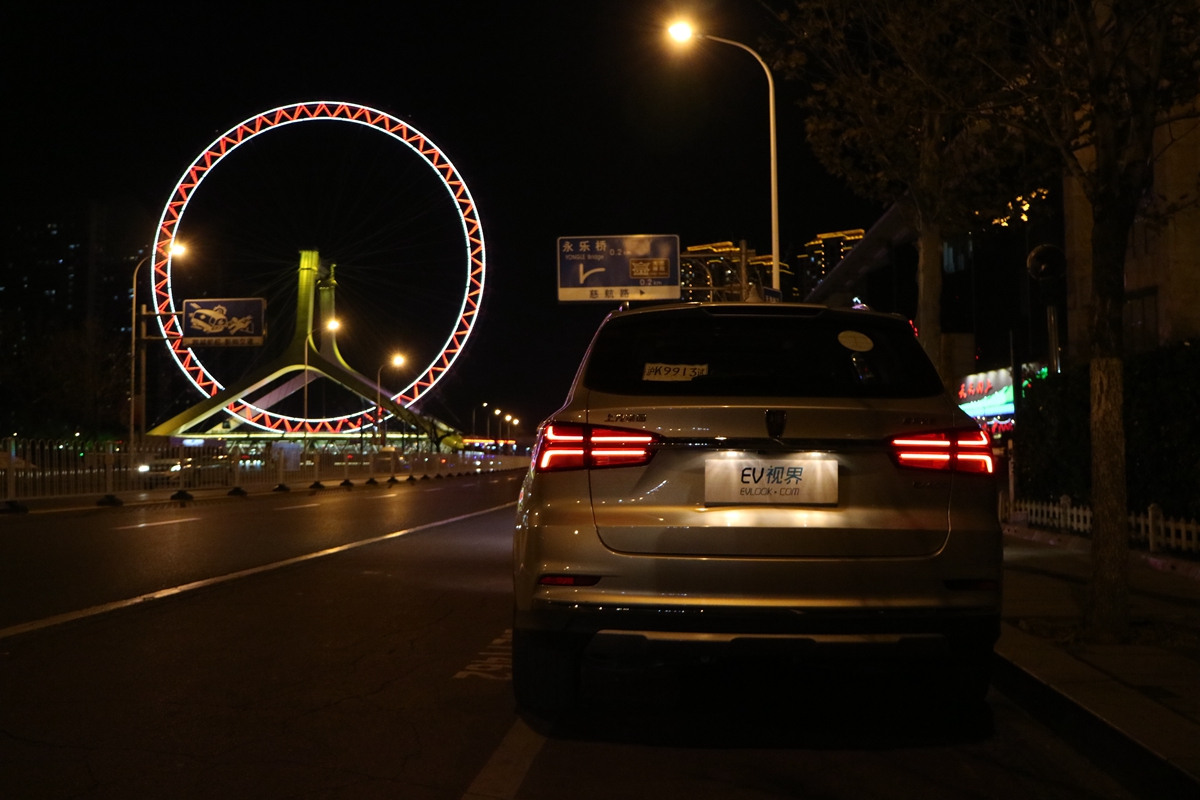 盘点雪天路滑摔倒爆笑场面,自驾游雪地上遇到突发事件