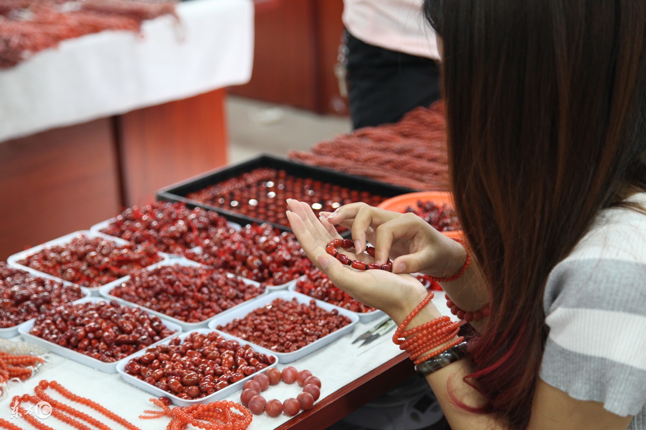 阿拉善玛瑙越盘越亮吗,阿拉善玛瑙七彩手串