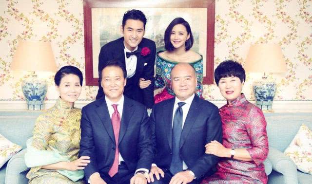 明星婚礼拍全家福,刘诗诗妈妈气质出众,胡可沙溢妈妈最朴素!