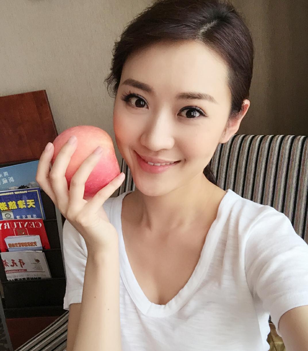 足球主持美女抖音,足球频道女主持人