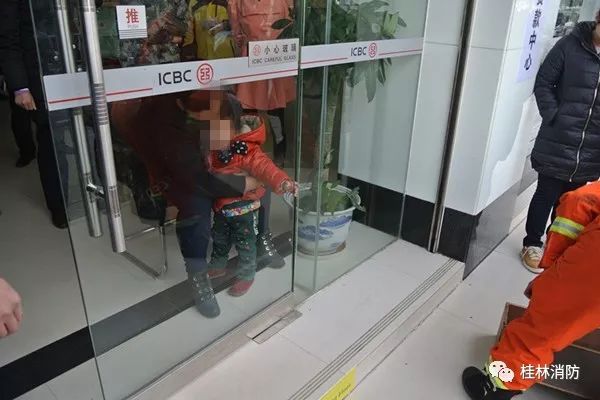 小孩不小心被卡住了,宝宝不小心被东西卡住了