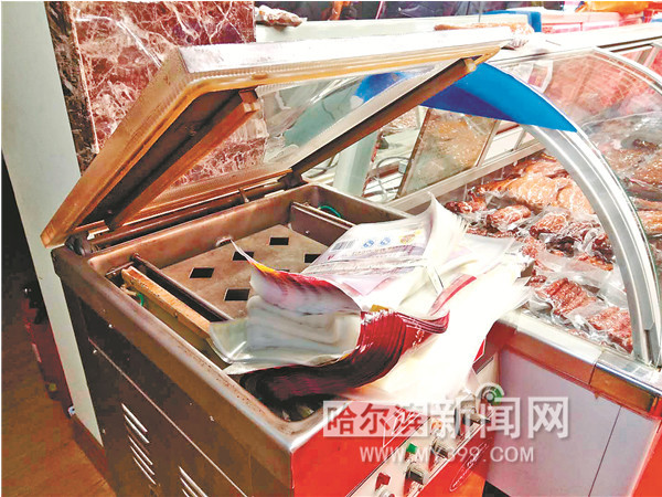 超市挂“放心食品”招牌卖过期1年的红肠