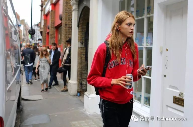 时髦潮女孩冬季穿搭攻略 (圣诞色彩搭配什么衣服)