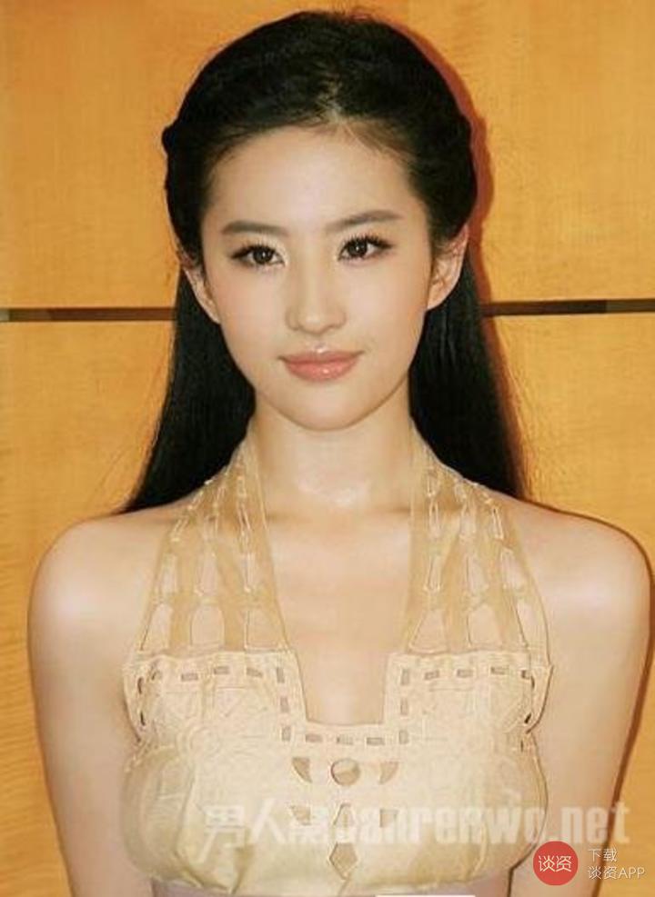 手一抖竟然看到女神丑得一哔的发际线，一定是打开方式不对