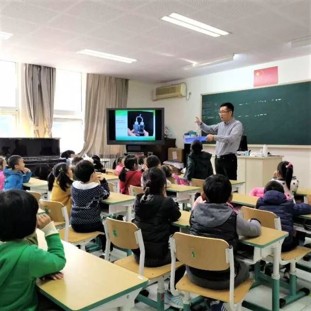 听，小花朵们走进秋天的声音——记我校学前部开展“多彩的秋天”主题开放活动