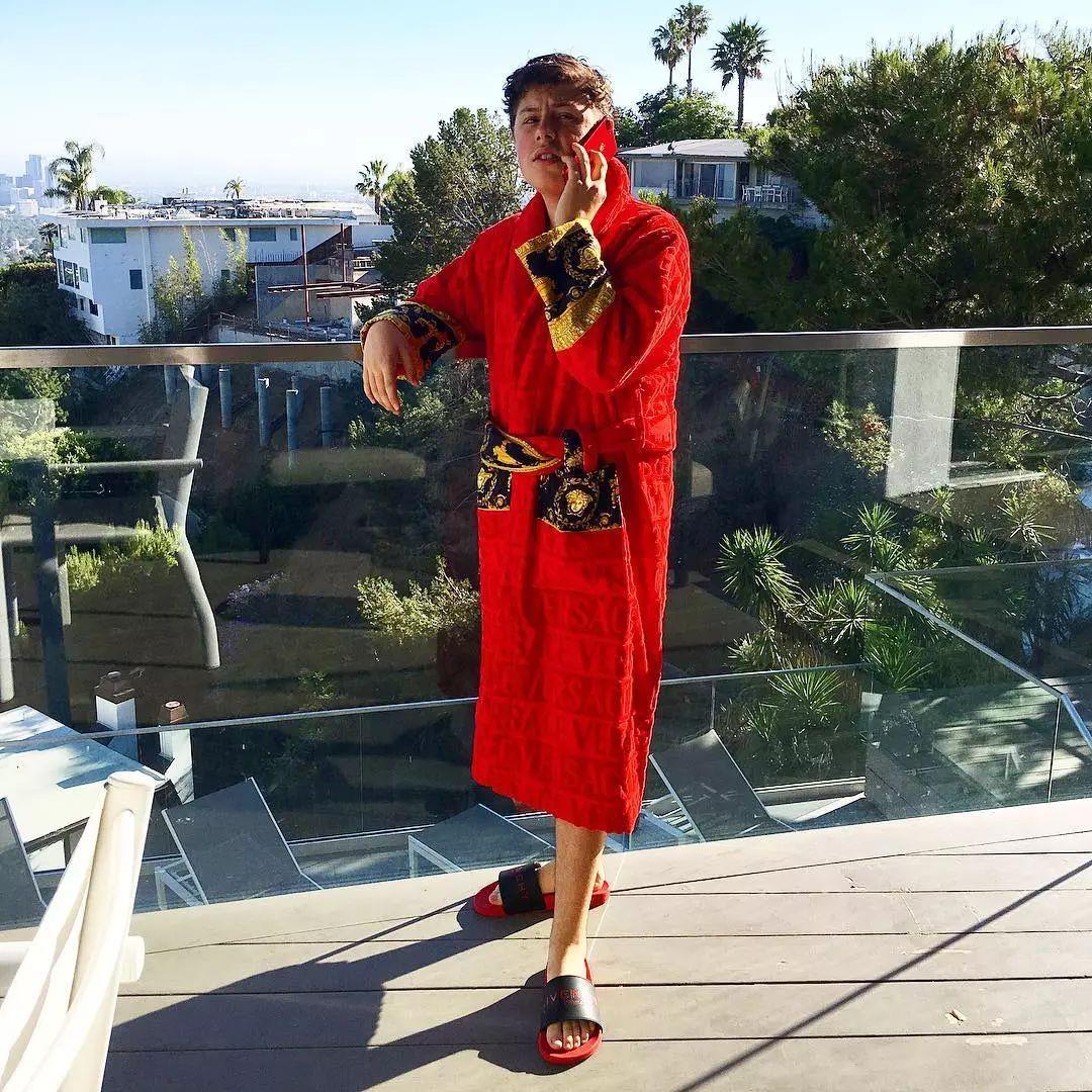 00后开法拉利倒卖球鞋年入百万美金还在争做佛系青年的90后该醒了!