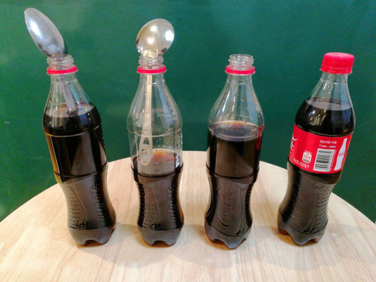 「看招儿」放个勺子，可乐就一晚上都不会跑气？