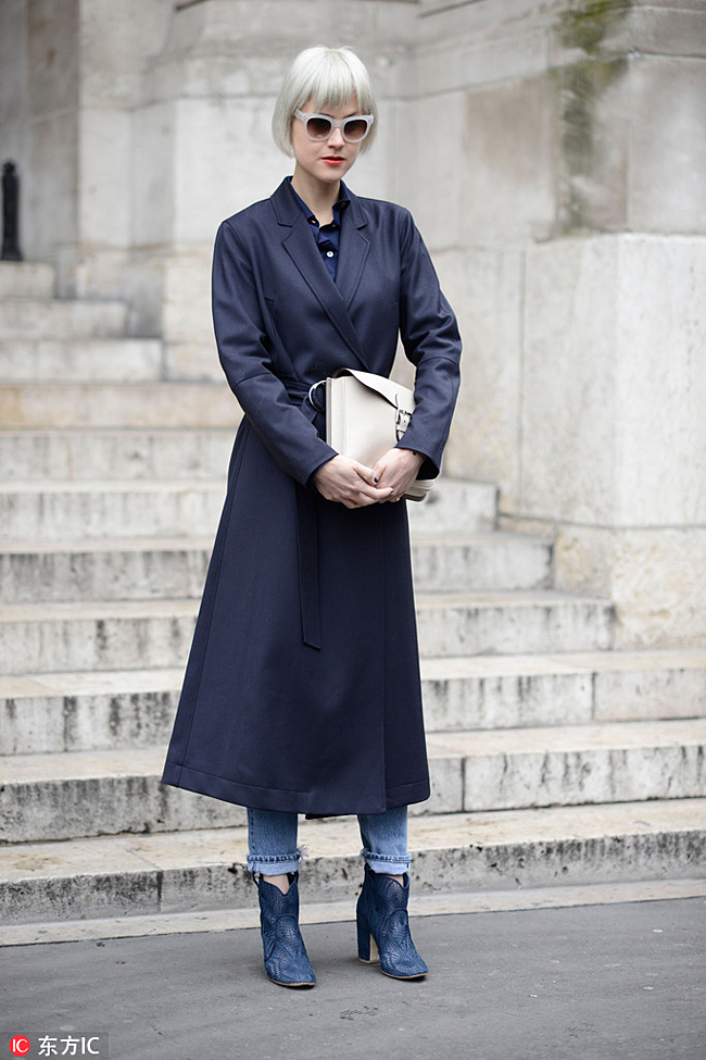 奶茶色短靴和复古蓝牛仔裤搭配吗,直筒牛仔裤搭配马丁短靴