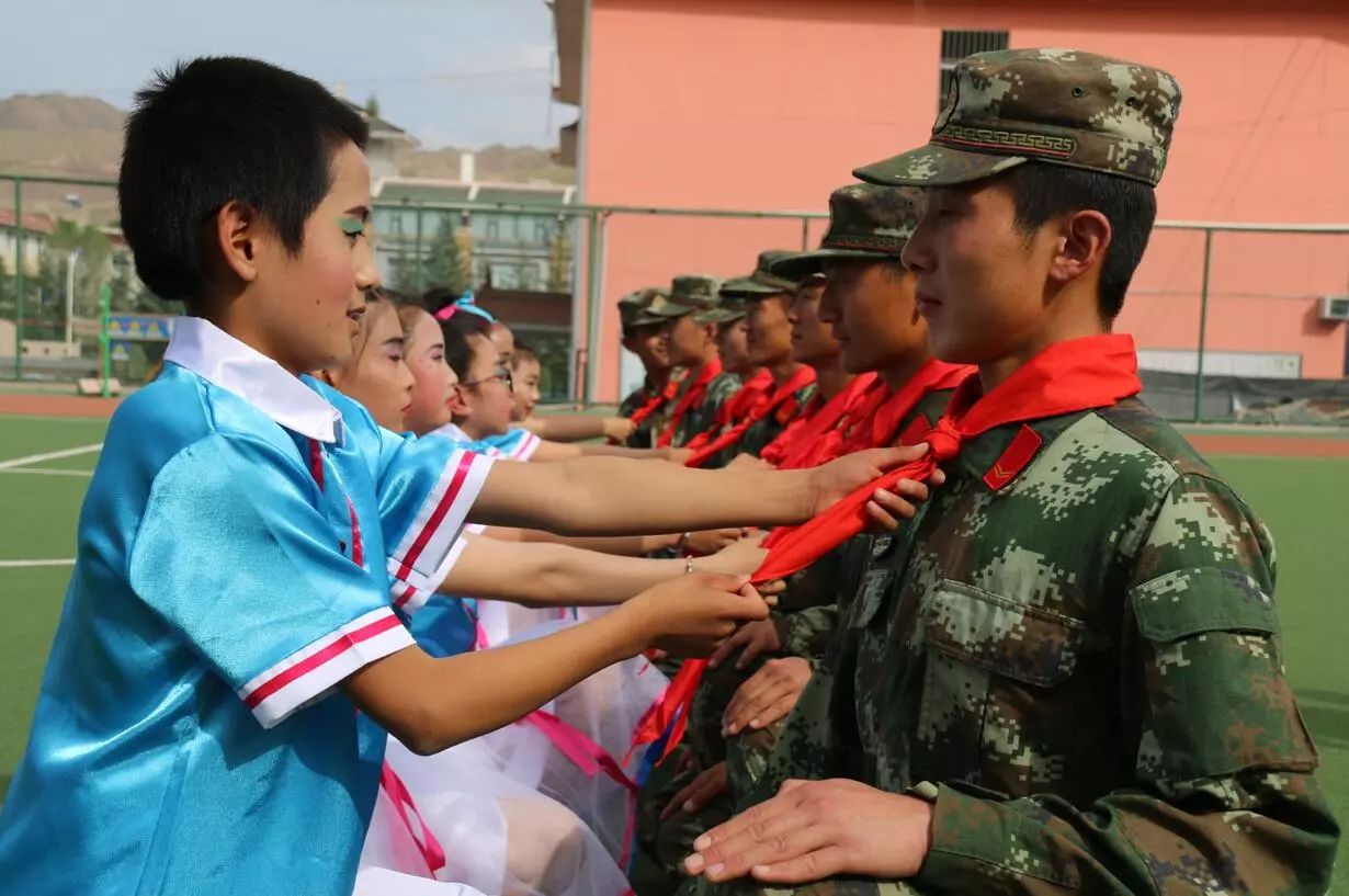 在队旗下茁壮成长,在星星火炬的指引下健康成长