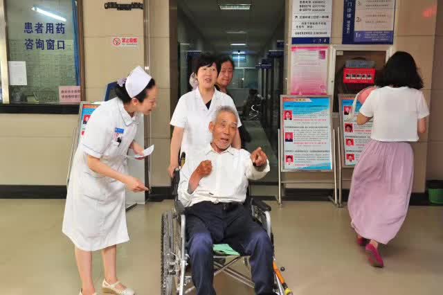 奔跑这一年｜看病难？国际港务区开出“健康陆港大药方”