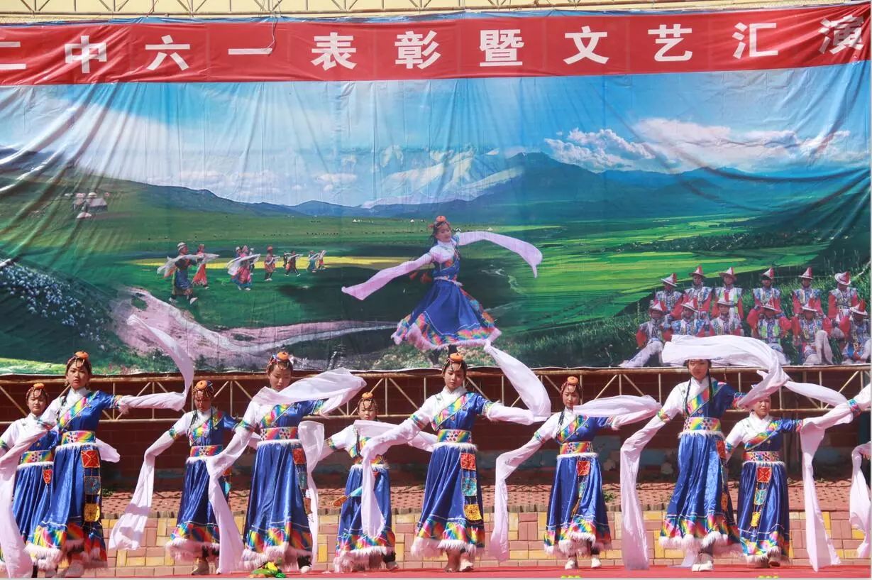 在队旗下茁壮成长,在星星火炬的指引下健康成长