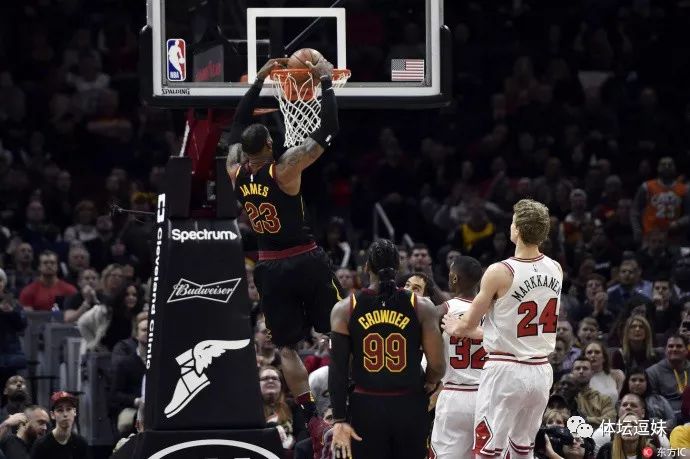 梅西深情凝望大力神杯,梅西深情凝视