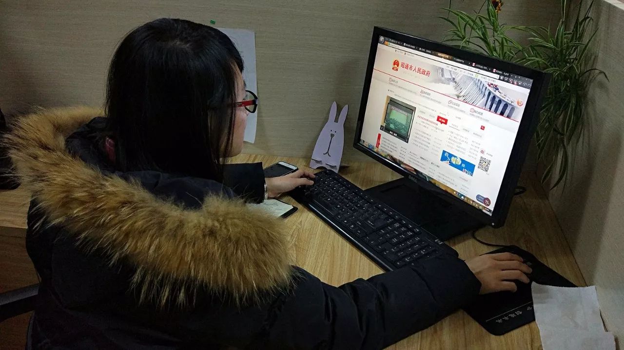 每一篇光鲜亮丽的推文背后，都有一群快秃顶的小编~