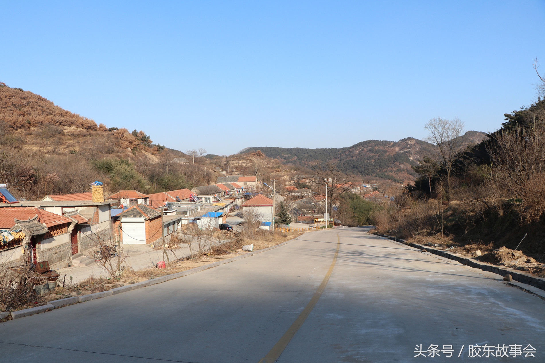 实拍：烟台海阳一个山村的影像，房子建在半山腰上