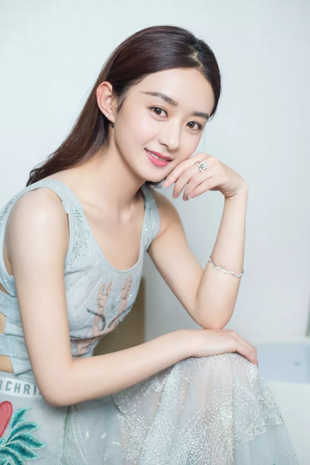 要胖先胖脸，要瘦先瘦胸，赵丽颖的烦恼你有吗？