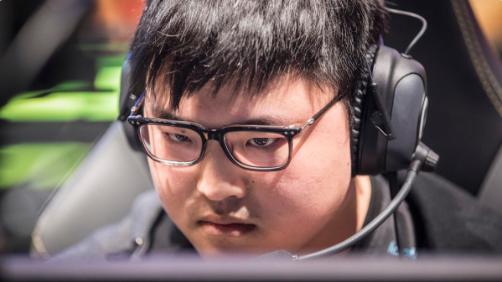 姿态说uzi在lpl地位很高,theshy和uzi在lpl的地位