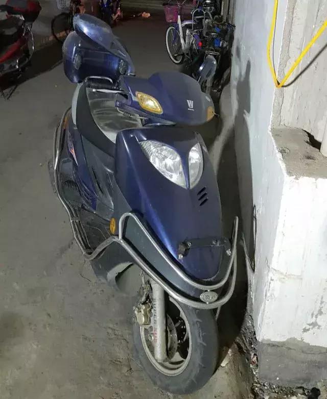 两男子抢劫金店一天就落网,男子持锤抢劫金店被抓