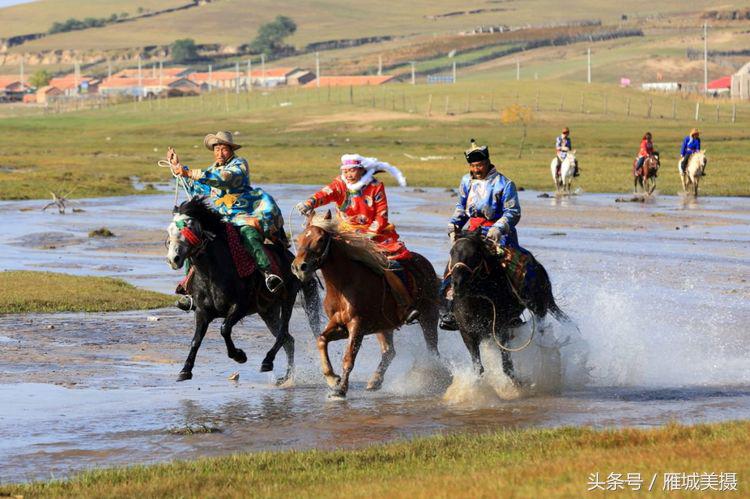 内蒙古大草原骑马狂奔照片,草原天堂写真