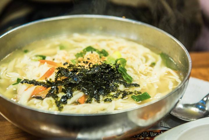 这里是韩国最传统的市场，不仅有美食还有免税店