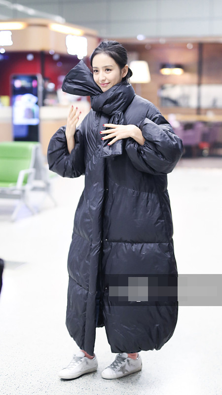 林允穿3万块的羽绒服机场凹造型,网友吐槽:这是穿了件被子吧?