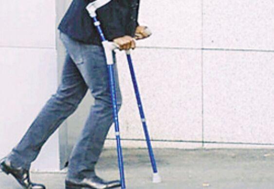 股骨头坏死该如何治疗？给你这三个建议！