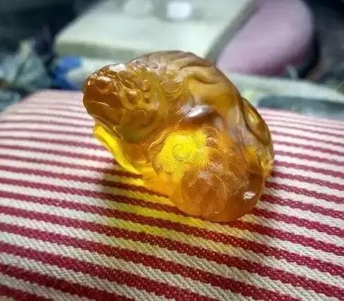 我的琥珀摔断了，雕刻师把残品变成完品，赞一个