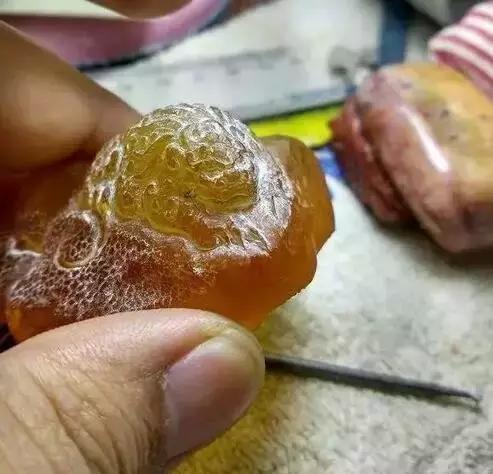 我的琥珀摔断了，雕刻师把残品变成完品，赞一个