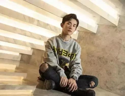 男神齐换新发型：千玺气场全开，王凯复古减龄，鹿晗被赞又美了！