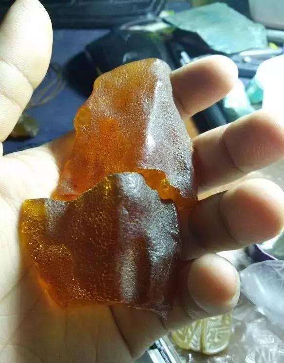 我的琥珀摔断了，雕刻师把残品变成完品，赞一个