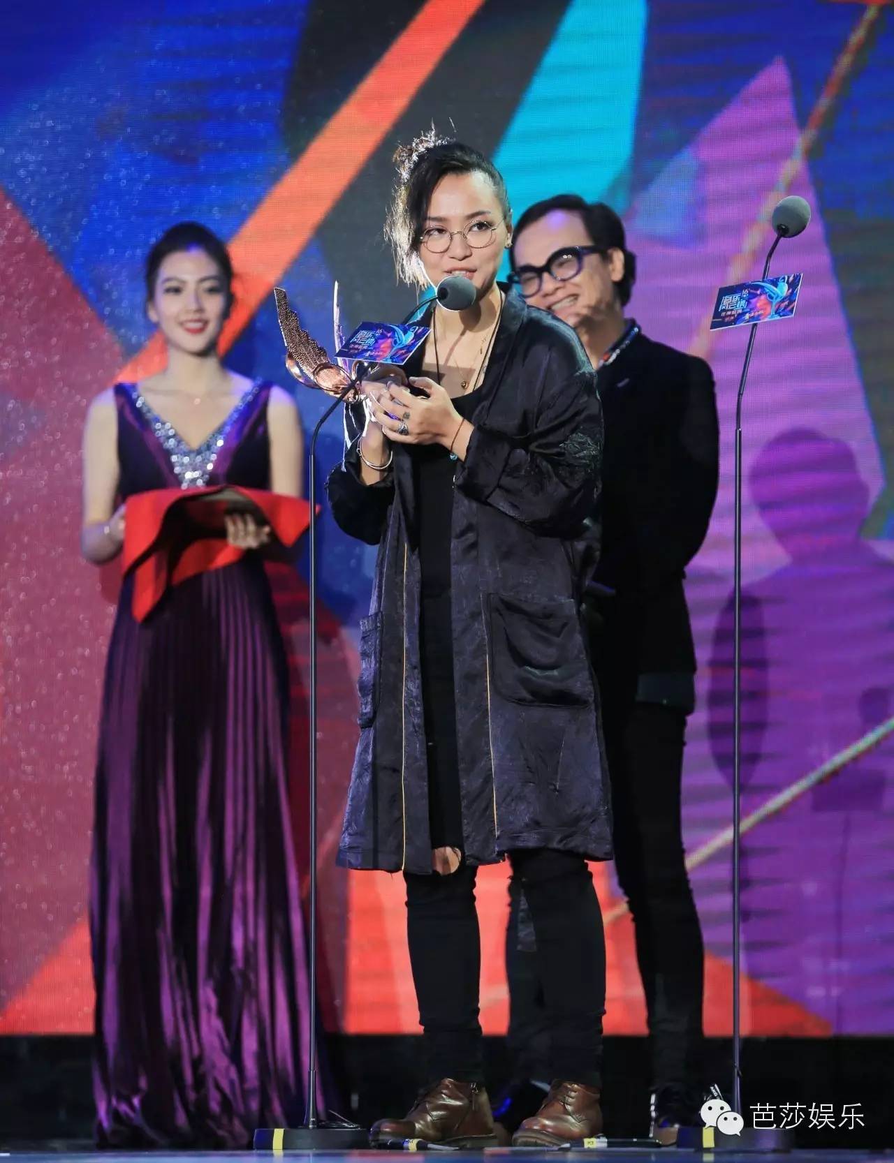 张艺兴白鹿同台领奖,张艺兴王一博领奖