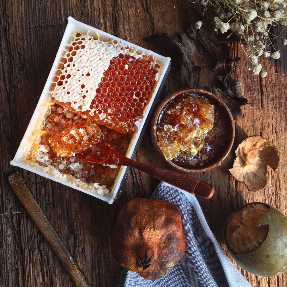 集市上的蜂蜜,地地道道山里的纯正蜂蜜