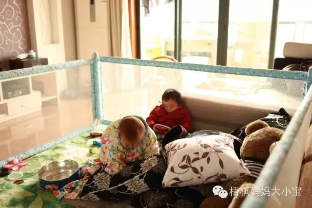 宝宝学走路学步带好还是学步车好,弯腰带娃学走路