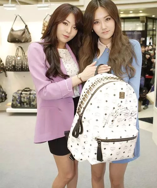 这个包包有什么魅力？一夜之间收了中韩两国明星的心